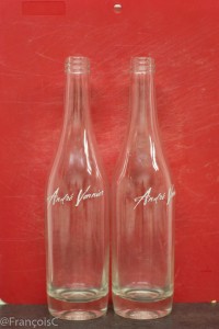Deux bouteilles vides sur fonds rouge