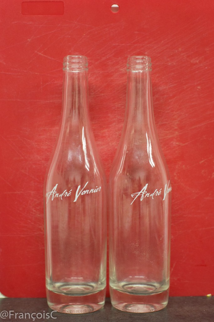 Deux bouteilles vides sur fonds rouge